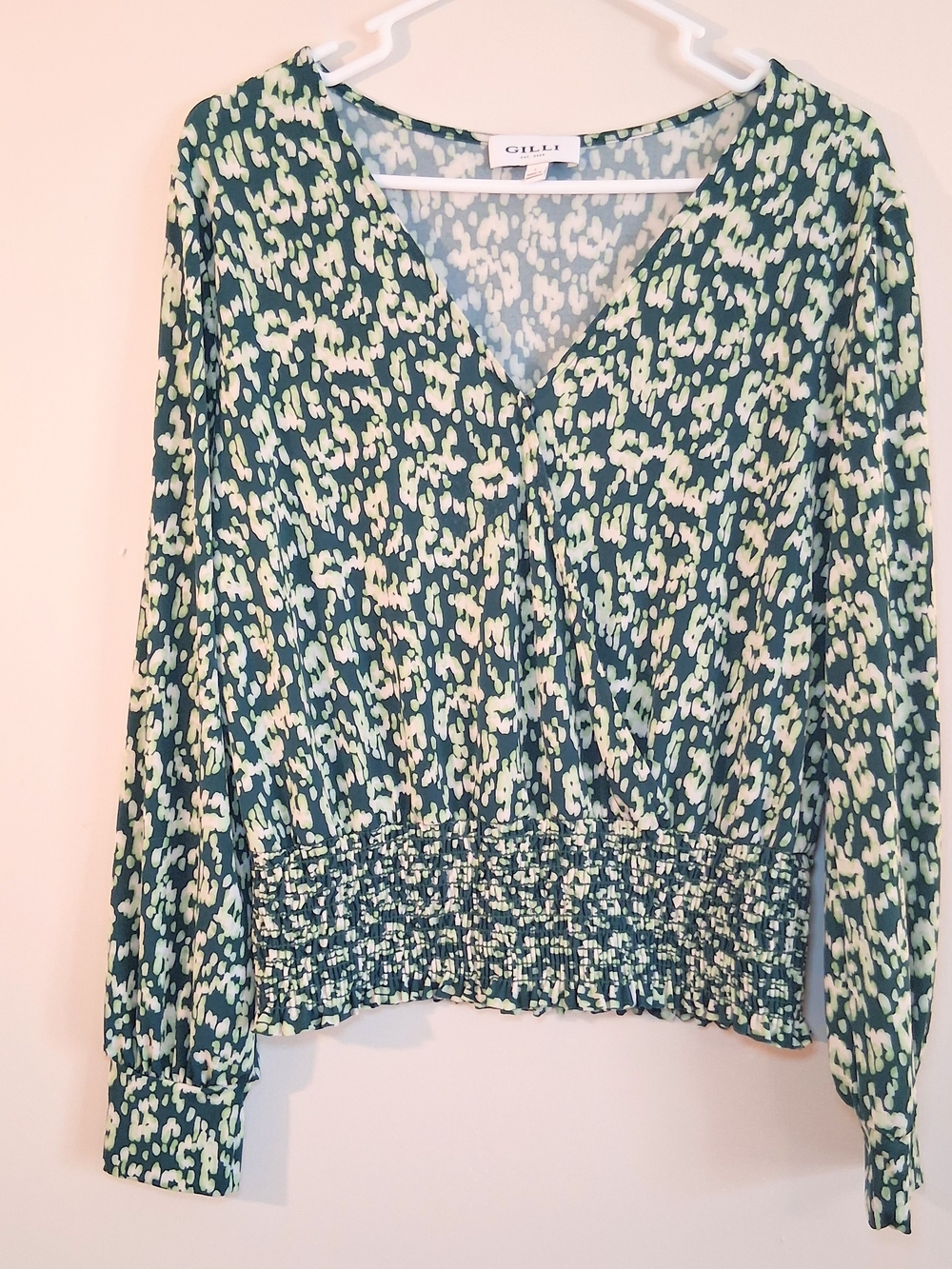 Gilli Green Printed V-Neck Smocked Waist Top Size Large